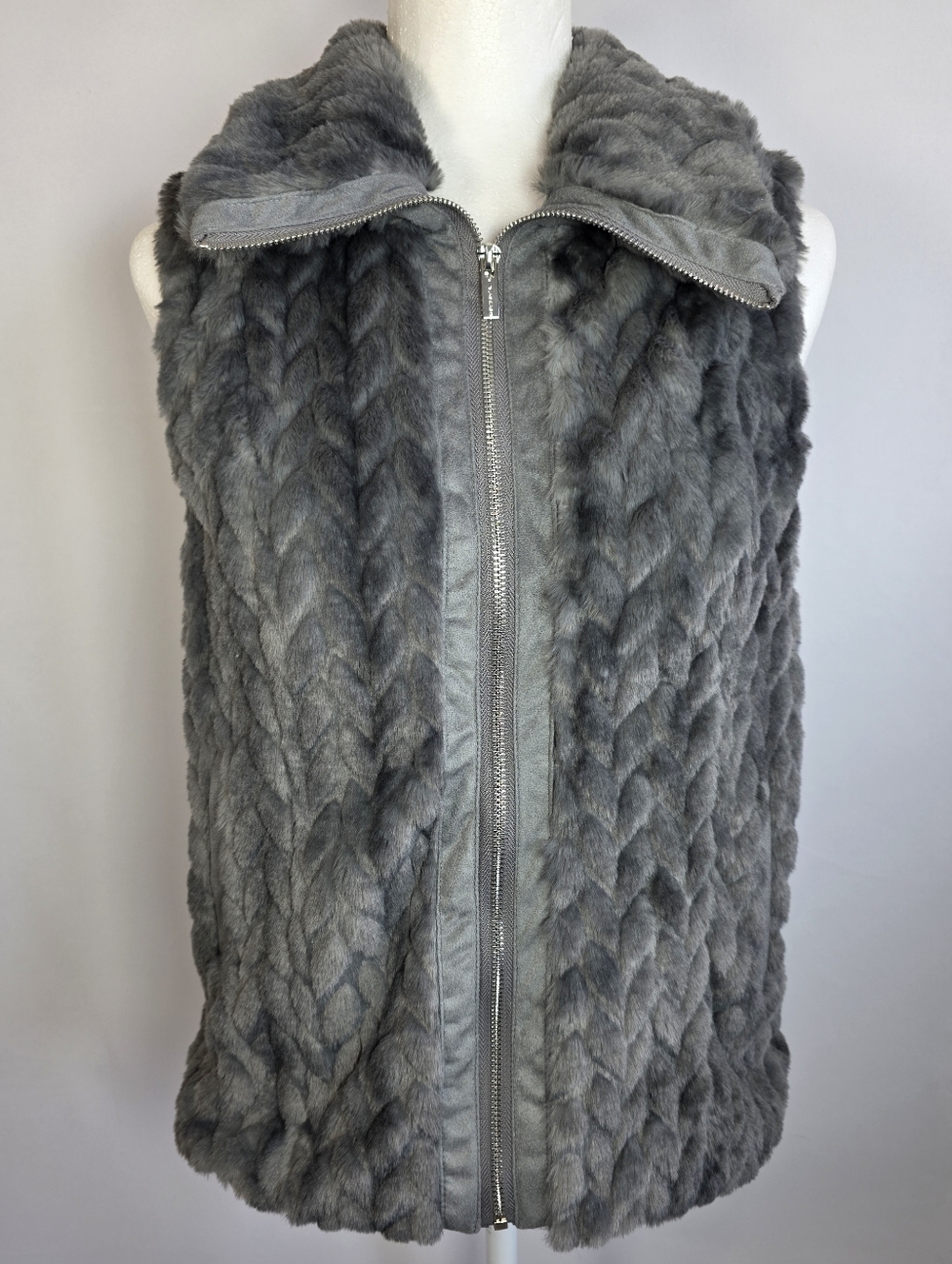Tahari Petite Faux Fur Vest Gray Zip Front Plush Soft Luxe Layering Jacket Women